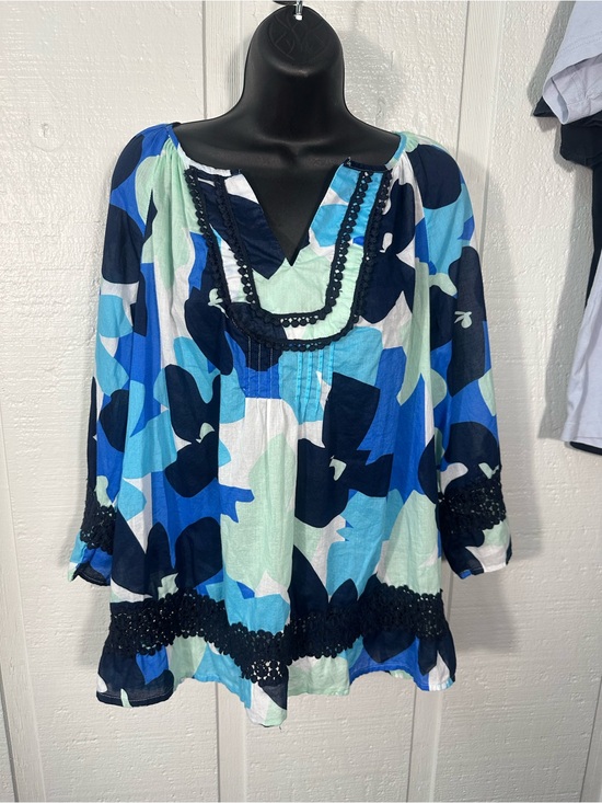 crown & ivy Tops - Crown & Ivy Geometric Print 3/4 Sleeve Top Size 2x EUC